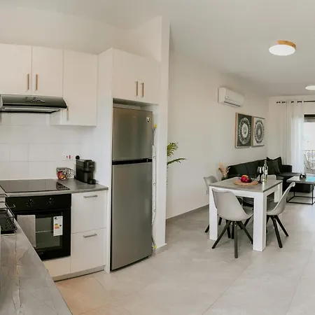 Horizon Gateway 1b, Paphos, Pool Apartment *